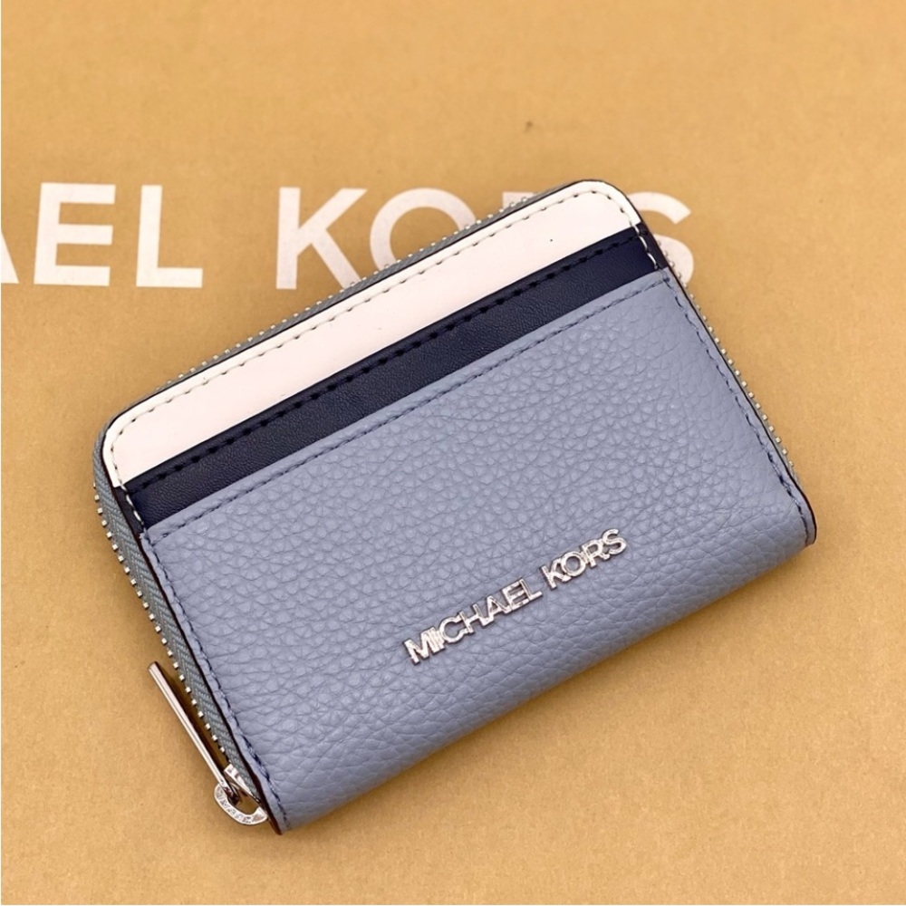 Michael Kors Jet Set
Travel Card Case Zip
Around Wallet Pale Blue